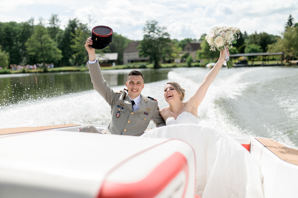 Les mariés dans le bateau au Moulin Sainte Agnes à Landelles. Patrick PIERRE Photographe de mariage à Chartres et destinations