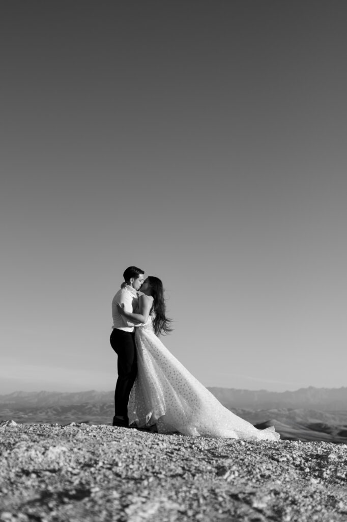 couple de mariés au coucher de soleil dans le désert d'Agafay à Marrakech
