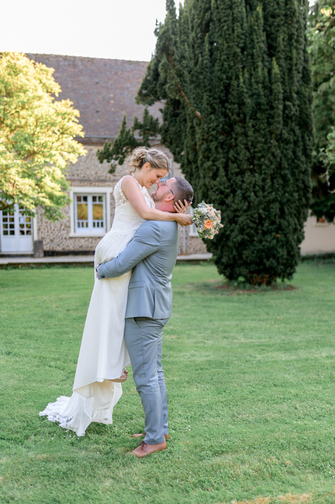 Séance photo de couple de mariés au moulin ste Agnes