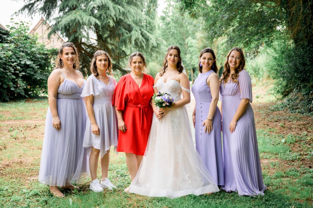 Les demoiselles d'honneur avec la mariée au domaine de Vaujoly