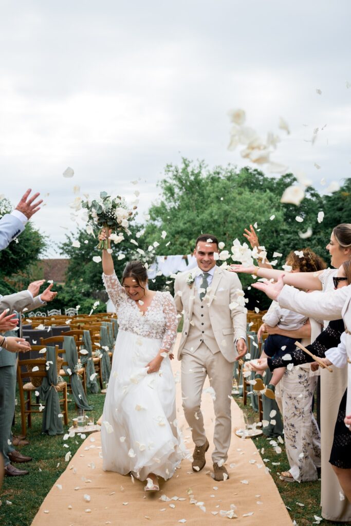 Sortie des mariés à la cérémonie laïque lors du mariage de Pauline et Julien aux Tourelles de Fonville. Patrick Pierre photographe