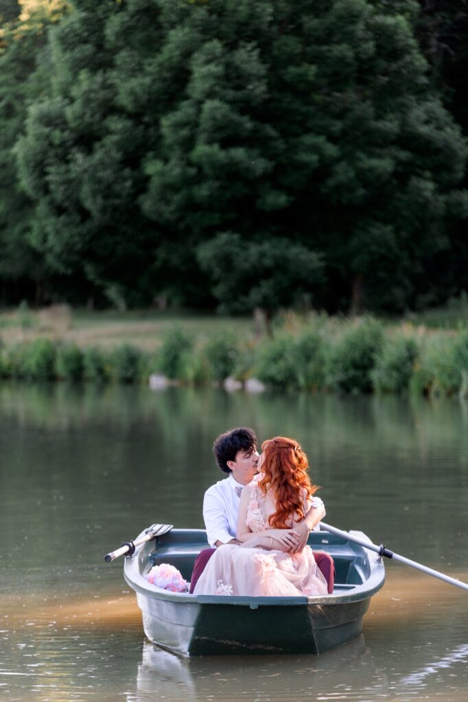 Les mariés s'embrassent dans la barque lors du mariage de Roxanne et Maxime à la villa du grand Parc. Patrick PIERRE photographe à Chartres