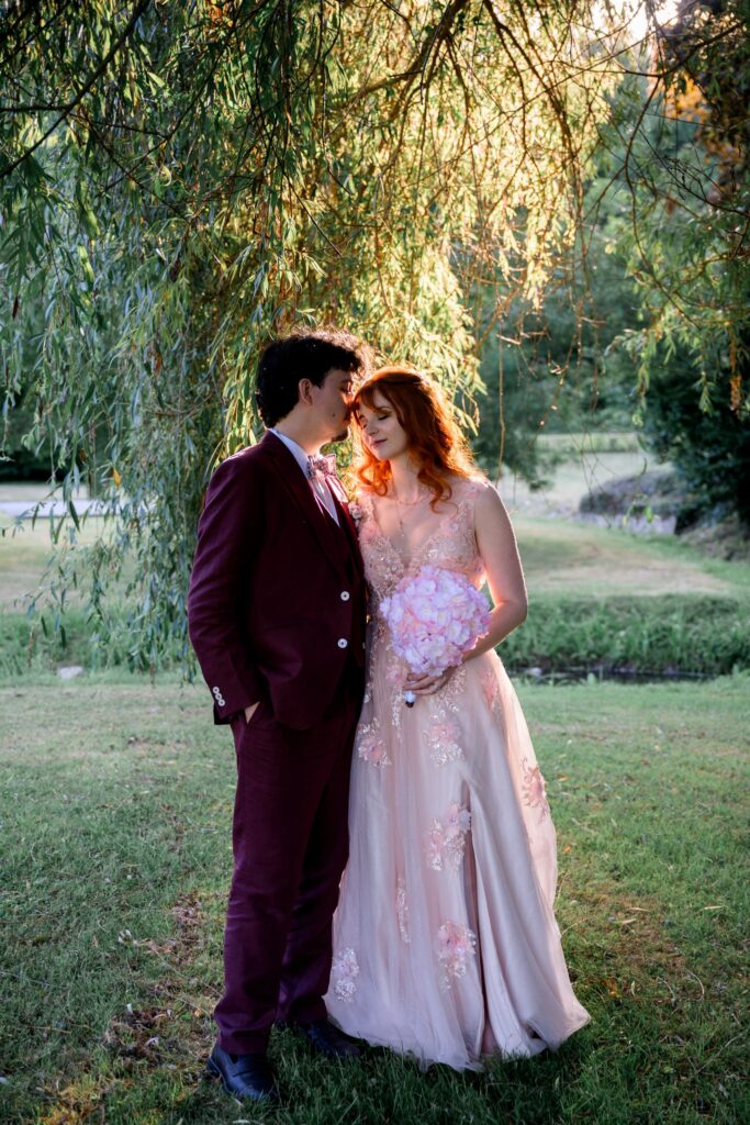 Couple sous le saule pleureur lors du mariage de Roxanne et Maxime à la villa du grand Parc. Patrick PIERRE photographe à Chartres
